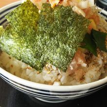 高くそびえる海鮮丼