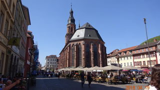 聖霊教会の前にある広場