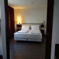 客室は、リビングルームと寝室からなる造りです。