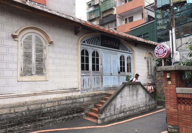 淡水礼拝堂の右横に薄い水色の建物