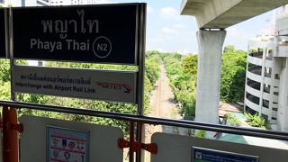 便利な駅だがタクシーは乗車拒否。ツーリストガイドも。