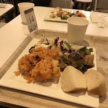 お皿が小分けして盛りつける仕様なので料理がはみ出します。