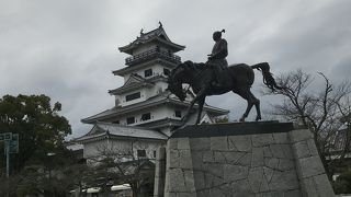 海の近くのお城