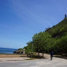 ここで降りてしまったら200mほど戻りましょう。山に沿って階