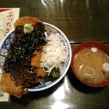 ロースカツ丼700円をいただきました。ボリューム満点でした