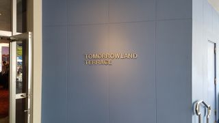 トゥモローランドの大型フードコート