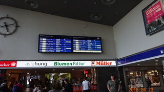 ビュルツブルグの中央駅です。駅の周辺は広々としています。
