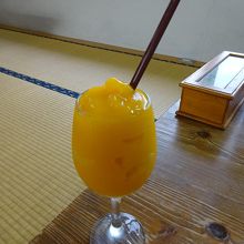 朝食後に飲めるマンゴージュース。スムージーのようでおいしい。