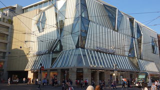 特異な建物が特徴。トラムの駅のまん前です。