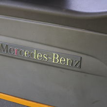 バス内にあるメルセデスベンツの銘板