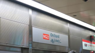 買い物客で混雑する駅