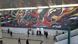 岡本太郎作の巨大壁画