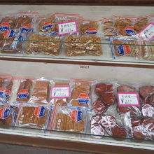 320円の袋詰めが並んでいます