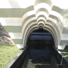 白色を基調とした、慰霊之泉の正面です。清新なイメージです。