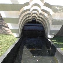 泉に入れられた硬貨が気になります。戦没者の思いに添いますか？