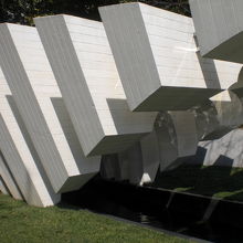 慰霊之泉の側面です。戦没者の思いに配慮した清新な設計です。