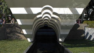 靖国神社の参道の北側に、慰霊之泉があります。戦没者の母と水への思いの泉です。