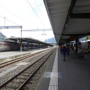 スイス主要都市からユングフラウヨッホに向かう列車乗り継ぎ駅、インターラーケンオスト