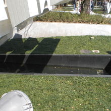 慰霊之泉の側面です。戦没者へ捧げる清水をイメージしています。