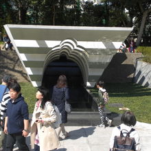 多くの人々が、慰霊之泉を訪れて、慰霊の誠を捧げています。