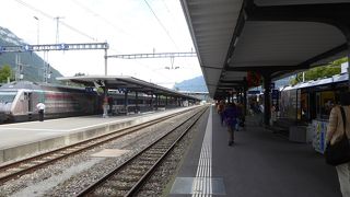 スイス主要都市からユングフラウヨッホに向かう列車乗り継ぎ駅、インターラーケンオスト