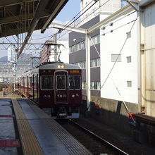 池田駅に入線する7000系