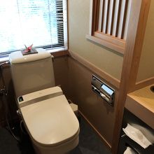 トイレの中も広く、引き戸なのでバリアフリーです。