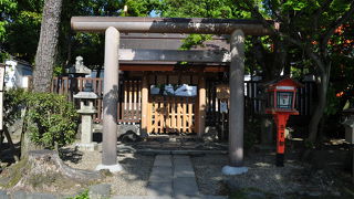 小さな社でした