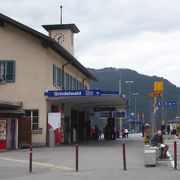 スイスらしい駅舎のグリンデルワルト駅