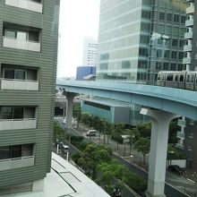 汐留～竹芝間の急カーブを走行中