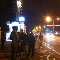 ホテル前の大通りから見た台北１０１（写真中央）