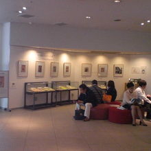 昭和館１階のロビーです。柔らかな照明で、気持ちが落ち着きます