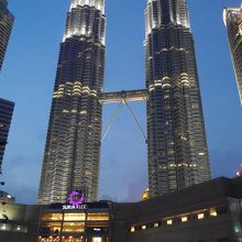 ツインタワーの真下にあります