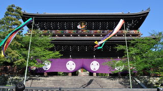 なんと迫力のある門でしょう