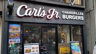 アメリカ発のボリュームバーガー店