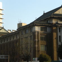 九段交差点方向からの九段会館の建物です。伝統的な煉瓦造りです