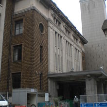 九段会館は、現在改装中です。目白通りから見た正面玄関です。