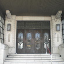 目白通りから見た九段会館の東側の出入口です。立派な出入口です