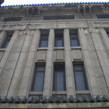 目白通りから見た九段会館の東側建物外観です。格調高い造りです