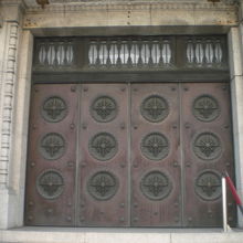 目白通りに面している九段会館の出入口です。重厚な扉です。