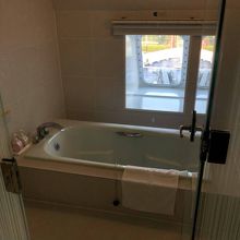 セミスイートルームのバスルームです。