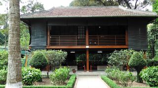 暑いので日陰に入りながらまわります