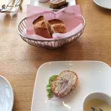 こちらは前菜とパン