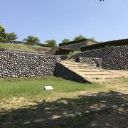 静岡県の城跡巡り：横須賀城跡、丸味を帯びた石垣