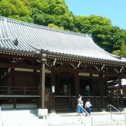 源平ゆかりの美しい古寺。電車でも車でもアクセスしやすいです。