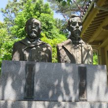 日清講和記念館の側に伊藤博文と陸奥宗光の像がある。