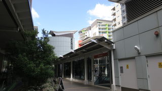 空港に隣接した町の下車駅