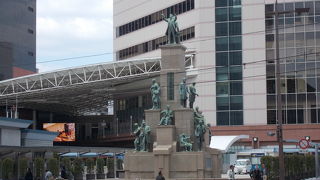 鹿児島中央駅東口広場にあります。
