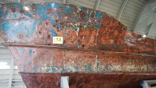 時が経っても生々しく残る船体