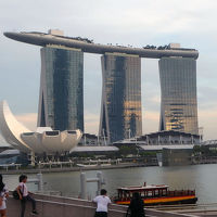 特徴的な形をした名物ホテルです